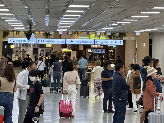 지난해 추석을 앞두고 제주국제공항 국내선 도착 대합실에 도착한 관광객들. 최충일 기자