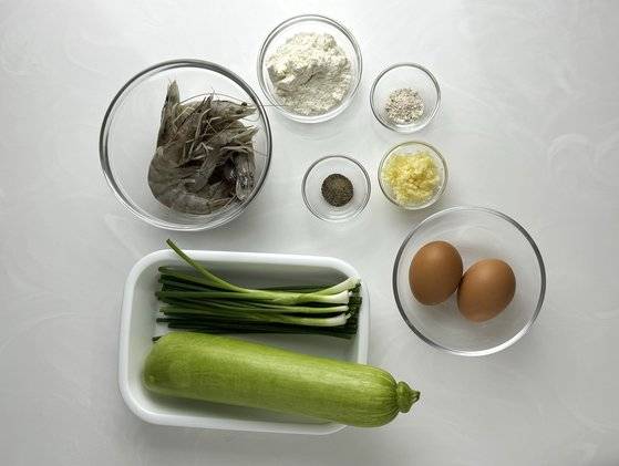 애호박 새우전의 재료. 사진 이정웅