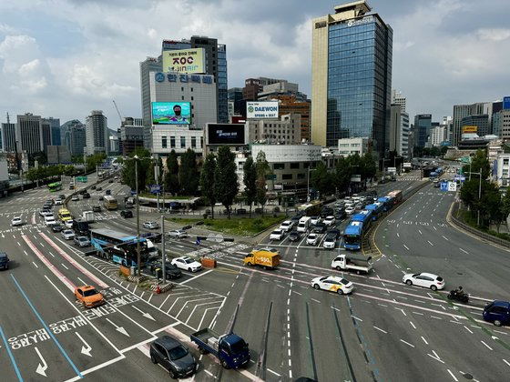 지난 9월 9일 복잡하게 얽혀있는 서울역 앞 도로를 차량들이 노면 색깔 유도선을 따라 달리고 있다. 유도선은 윤석덕 한국도로공사 차장의 아이디어로 2011년 5월 서해안고속도로 안산분기점에 처음 설치된 뒤 일반국도와 지방도에도 반영됐다. 서울시에서는 2017년 시범 운영을 거쳐 2018년 도입했다. 김홍준 기자