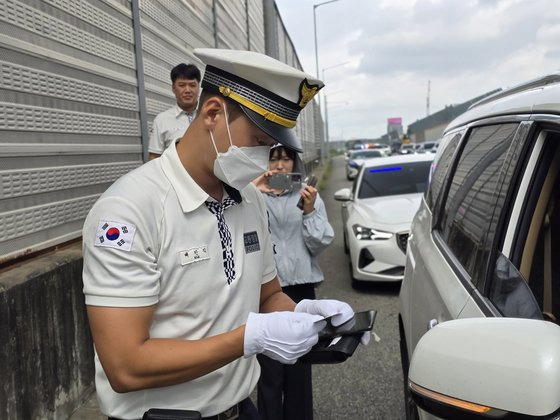 경기남부경찰청 고속도로순찰대(1지구대) 암행팀 윤상열 경위와 배민직 경장이 14일 오전 경부고속도로 부산방향 용인 기흥 지점에서 버스 전용차로 위반 운전자를 확인하고 있다. 손성배 기자