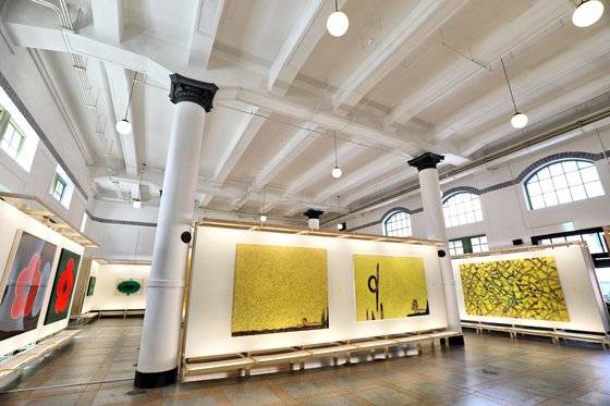 100년을 맞는 옛 서울역사에서 펼쳐지는 한국화 전시, '생명광시곡, 김병종'에 나온 '생명의 노래'(왼쪽), ' 송화분분'. 사진 한국공예ㆍ디자인문화진흥원