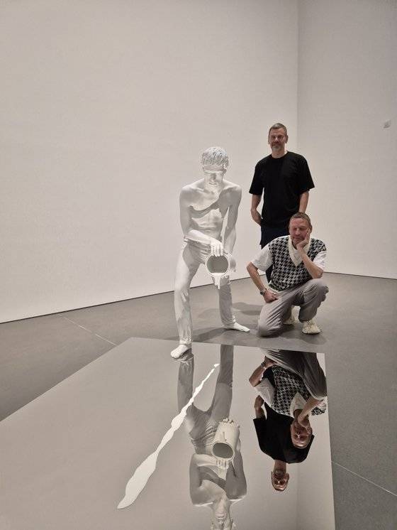 초기작을 연상시키는 흰 물감을 들이붓는 남성 조각상이 포함된 '무제(스튜디오)' 옆의 드라그셋과 엘름그린. 권근영 기자