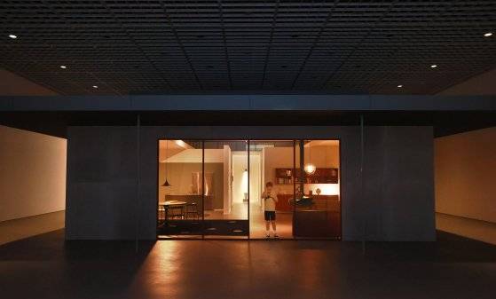 잉마르 베리만의 영화와 봉준호의 '기생충'에서 영감을 받았다는 '그림자 집(Shadow House)'. 거실ㆍ주방ㆍ침실ㆍ서재ㆍ화장실까지 갖춘 집에서 가상의 거주자에 대한 이야기를 추측하는 건 관람객의 몫이다. 빈집에 홀로 남은 소년 모습의 극사실조각이 유리창에 입김을 불어 '나는(I)'이라고 쓰고 있다. 연합뉴스