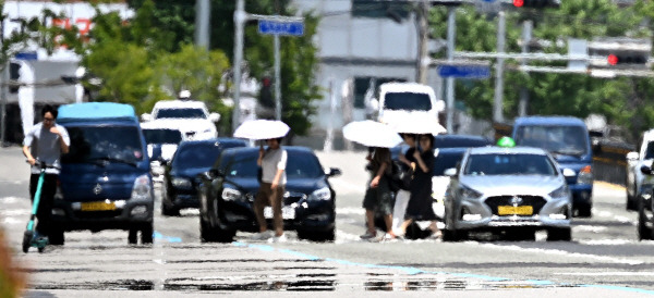 폭염 속 부산의 한 도로. 국제신문DB