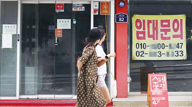 한국 자영업이 역대급 위기를 맞이했다. 각종 지표가 최악이다. 폐업자 수는 크게 늘고 자영업자 대출 연체율도 계속 높아지는 추세다. 서울 도심에도 높은 공실률이 골칫거리로 떠올랐다. (매경DB)