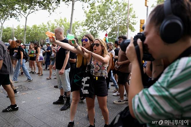 스페인 바르셀로나에서 오버 투어리즘에 반대하는 시위가 벌어진 가운데 시위대가 관광객을 향해 물총을 쏘고 있다. 24.07.06 ⓒ 로이터=뉴스1