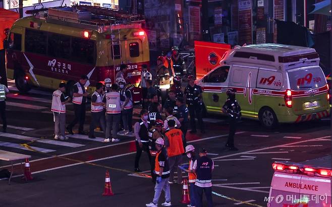 [서울=뉴시스] 김금보 기자 = 1일 오후 서울 중구 시청역 교차로에 대형 교통사고가 발생해 출동한 119구급대와 경찰 등이 사고 현장을 수습하고 있다. 이날 오후 9시28분께 서울 중구 시청역 인근 교차로에서 차량이 인도로 돌진하는 사고가 발생했다. 경찰은 "인도로 차량이 돌진해서 사고가 났다"는 신고를 토대로 정확한 사고 경위를 조사하고 있다. 2024.07.01. kgb@newsis.com /사진=김금보