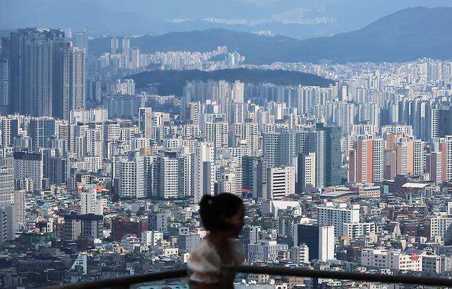 서울 남산에서 바라본 서울 시내 아파트 단지 모습. [연합]