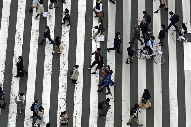 지난 3월 일본 도쿄 긴자 상점가에서 사람들이 횡단보도를 걷고 있다. [AP]