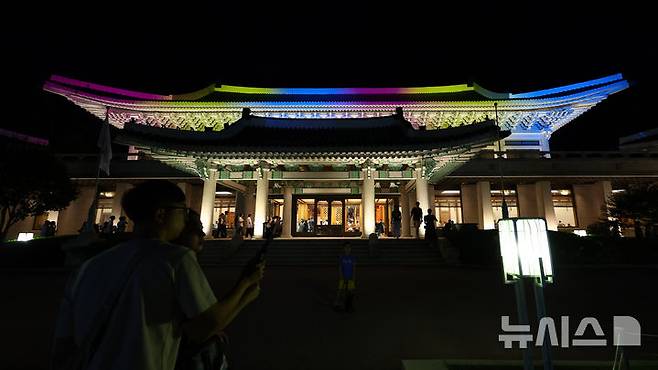 [서울=뉴시스] 전신 기자 = 추석 연휴 첫날인 14일 저녁 시민들이 청와대를 관람하고 있다.문화체육관광부는 오는 18일까지 오후 7시30분부터 2시간 동안 청와대 야간 개방을 진행, 음악회 '재즈가 흐르는 청와대의 밤' 등 문화행사를 진행한다고 밝혔다. 2024.09.14. photo1006@newsis.com