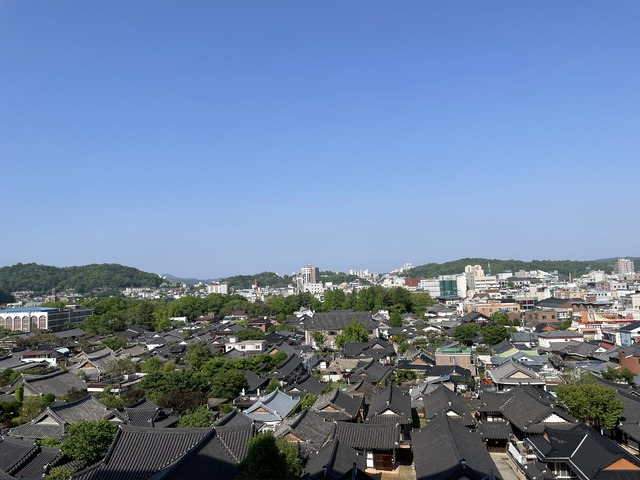 도심 속에 전주 한옥마을.