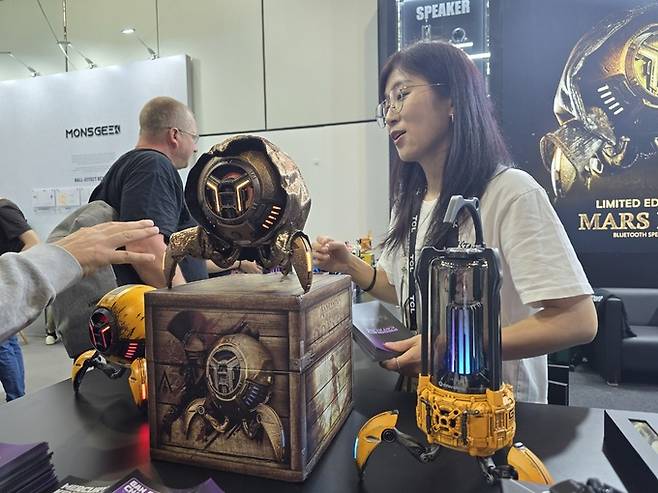 독일 베를린에서 열린 'IFA 2024'의 그라바스타(GravaStar) 부스에서 인기 콘솔게임 '어새씬 크리드' 시리즈와 콜라보 한 게이밍 스피커가 전시돼 있었다.