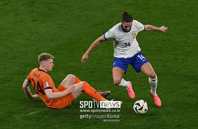 ▲ 2024 유럽축구선수권대회(유로 2024)에서 프랑스 국가대표로 뛰었던 아드리앙 라비오. 맨체스터 유나이티드, 아스널 등이 관심을 보였고 최근에는 뉴캐슬 유나이티드와도 대화 했지만, 합의점을 찾지는 못했다고 한다.