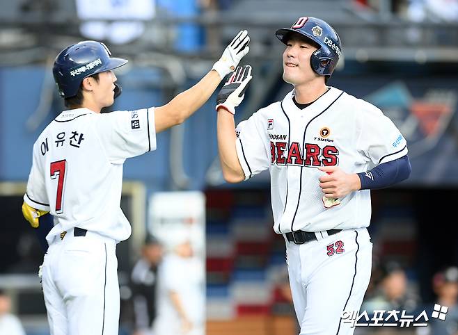 두산 베어스 베테랑 내야수 김재호(오른쪽)가 14일 서울 잠실야구장에서 열린 2024 신한 SOL Bank KBO리그 KT 위즈와의 팀 간 16차전에서 3회말 역전 득점을 기록했다. 사진 고아라 기자