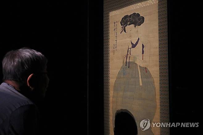 대구간송미술관서 보는 미인도 9월 2일 대구간송미술관에 전시된 미인도를 한 시민이 관람하고 있다.[연합뉴스 자료사진]