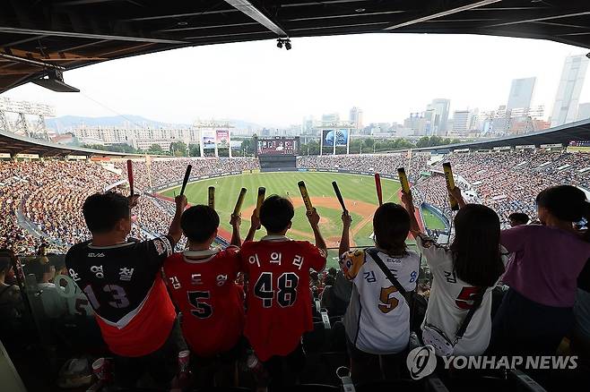 한국프로야구 시즌 최다 관중 신기록 (서울=연합뉴스) 박동주 기자 = 한국프로야구 2024 KBO리그가 역대 한 시즌 최다 관중 신기록을 세운 18일 서울 잠실야구장에서 열린 프로야구 KIA 타이거즈와 LG 트윈스의 경기를 찾은 관중들이 응원하고 있다. 2024.8.18 pdj6635@yna.co.kr