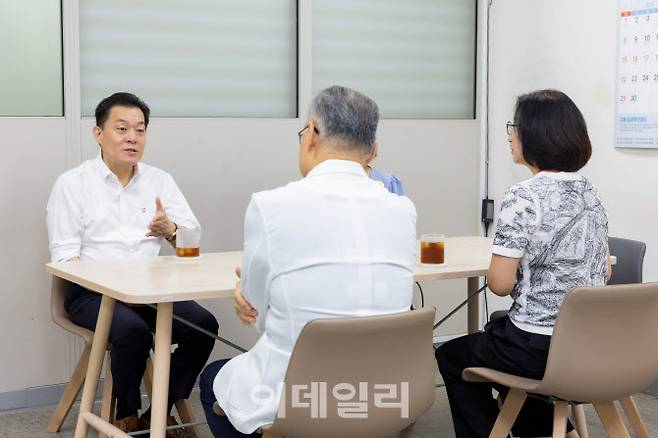 지난 14일 수원 팔달구보건소를 찾은 이재준 수원특례시장이 연휴 근무자들을 격려하고 있다.(사진=수원시)