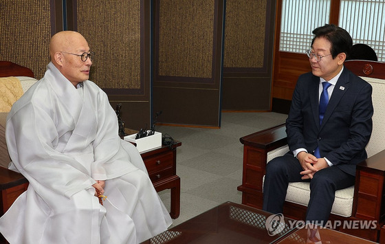 더불어민주당 이재명 대표가 15일 오전 서울 종로구 한국불교역사문화기념관에서 조계종 총무원장인 진우스님을 예방해 대화하고 있다.