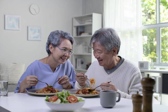 오랜만에 만난 부모님의 성격이 변했다고 느껴지거나 식사량이 부쩍 늘었다면 당뇨나 치매일 수 있다. [사진=게티이미지뱅크]