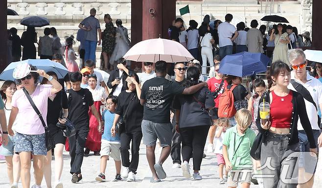 추석 명절 연휴인 15일 오후 서울 종로구 경복궁이 나들이를 나선 시민들과 관광객들로 북적이고 있다. 2024.9.15/뉴스1 ⓒ News1 임세영 기자