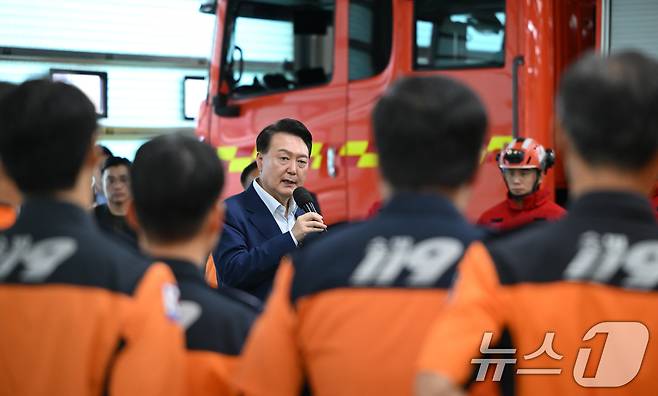 윤석열 대통령이 15일 서울 강서소방서를 방문해 추석 연휴기간 근무중인 소방관들에게 격려의 말을 하고 있다. (대통령실 제공) 2024.9.15/뉴스1 ⓒ News1 송원영 기자