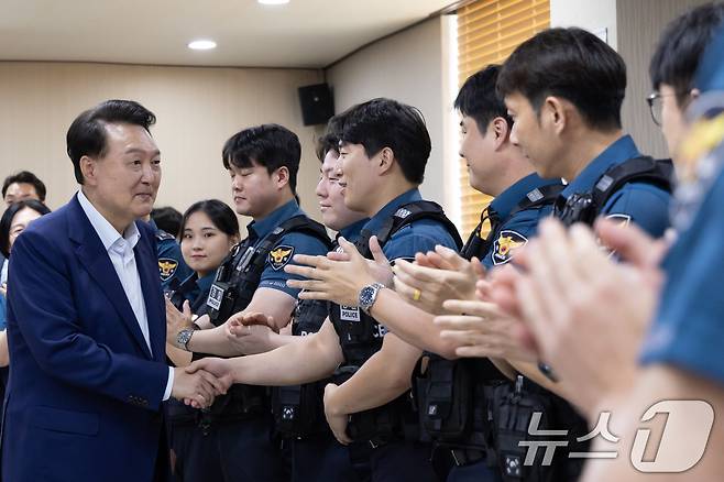 윤석열 대통령이 15일 서울 관악구 관악경찰서를 방문해 명절연휴 당직 근무중인 경찰관들을 격려하고 있다. (대통령실 제공) 2024.9.15/뉴스1 ⓒ News1 송원영 기자