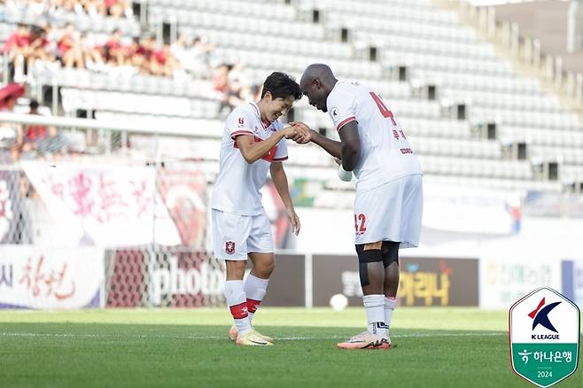 이정빈(왼쪽)과 루페타. 사진 | 한국프로축구연맹