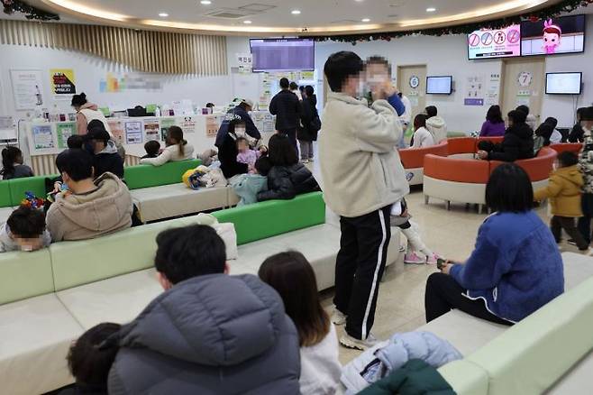 서울의 한 소아청소년과 병원을 찾은 어린이와 부모들이 진료를 기다리고 있다.[사진제공=연합뉴스]