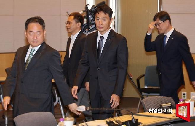 금융감독원과 국민연금공단, 한국거래소가 공동 주최한 자본시장 선진화를 위한 열린 토론이 서울 한경협회관에서 열렸다. 김태현 국민연금공단 이사장(왼쪽부터)과 이복현 금융감독원장, 김기경 한국거래소 부이사장이 기념촬영후 자리로 가고 있다. 사진=허영한 기자 younghan@