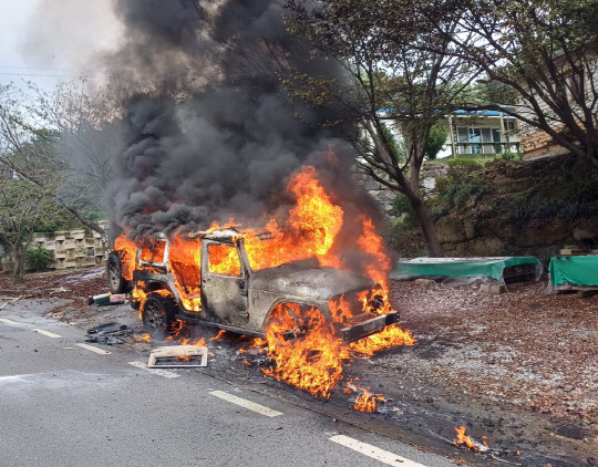 지난 14일 오후 1시 32분쯤 충남 서산시 인지면 성리의 한 도로를 달리던 외제 SUV 차량에 화재가 발생했다. 서산소방서 제공.