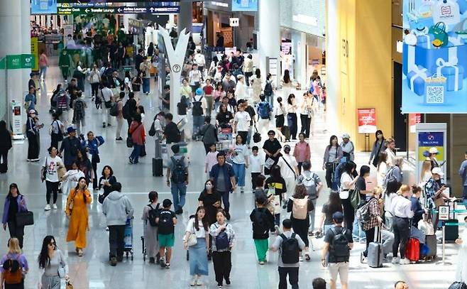 인천국제공항 면세구역이 여행객으로 붐비고 있다. ⓒ뉴시스