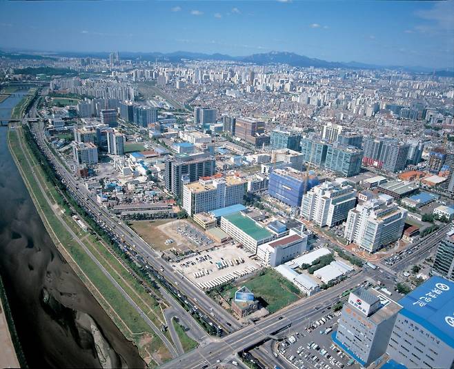 국토교통부와 산업통상자원부, 문화체육관광부 등 3개 부처는 12일 ‘문화를 담은 산업단지 조성계획’을 발표해 눈길을 끈다. 산업단지를 청년에게 매력적인 공간으로 탈바꿈시키기 위해 내년에 3곳, 2027년까지 10곳을 ‘문화융합 선도 산업단지’로 지정하겠다는 게 골자다. 사진은 서울디지털산업단지의 전경이다. 이곳은 구로공단은 1964년 9월 14일 수출산업공업단지개발조성법이 제정되면서 생긴 한국 최초의 국가산업단지였던 구로수출공업단지가 있던 곳이기도 하다. 한국산업단지공단 제공