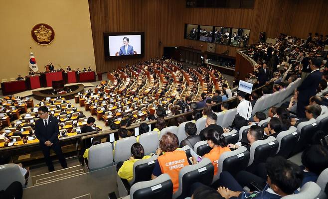 지난 2일 서울 여의도 국회 본회의장에서 열린 제22대 국회 개원식 겸 제418회 국회(정기회) 개회식에서 우원식 의장이 발언하고 있다. 22대 국회는 ‘87년 체제’ 이후 가장 늦게 개원식을 열었다. 또 대통령이 개원식에 불참한 것도 처음이다. 본회의 방청석에선 세월호 유가족들, 보라색 조끼를 입은 이태원 유가족, 사회 각계각층의 다양한 시민들이 우 의장의 초청을 받아 방청했다. 김경호 선임기자 jijae@hani.co.kr