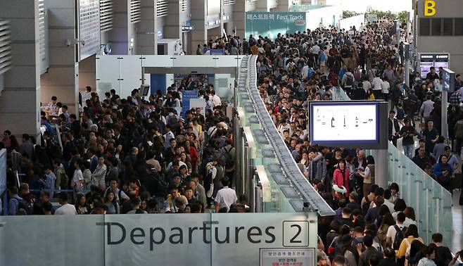 2017년 9월29일 추석 연휴를 맞아 해외로 떠나는 시민들이 인천국제공항 출국장을 가득 메우고 있다. 김정효 기자 hyopd@hani.co.kr