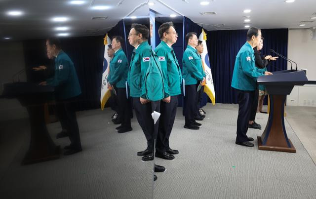 한덕수 국무총리가 12일 정부서울청사에서 응급의료 종합상황 관련 합동브리핑을 하고 있다. 한 총리는 이 자리에서 이른바 '의사 블랙리스트'에 대해 "매우 심각한 범죄로 용납하지 않겠다"고 엄정수사 방침을 밝혔다. 뉴스1