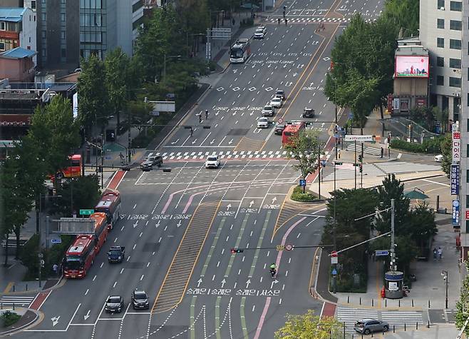 <yonhap photo-1934="">15일 오전 서울 중구 프레스센터에서 바라본 도심이 한산하다. 연합뉴스</yonhap>