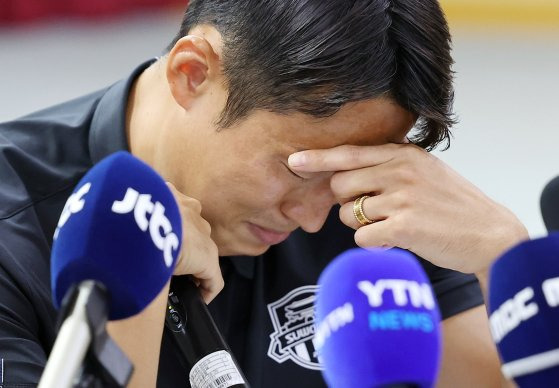 축구 국가대표 출신 손준호(수원FC)가 11일 오후 경기도 수원시 장안구 수원시체육회관에서 중국축구협회 영구 제명 징계 관련 기자회견을 하며 눈물을 흘리고 있다. 손준호는 중국축구협회 영구 제명 징계를 받았다. 연합뉴스