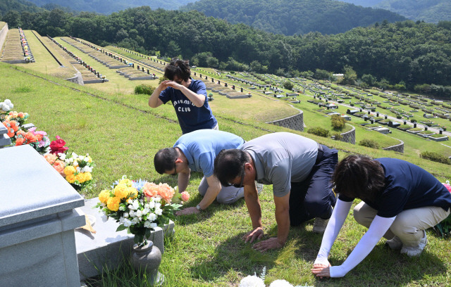 ▲ 추석연휴를 2주 앞둔 1일 춘천 안식원에서 성묘객들이 절을 하고 있다. 김정호