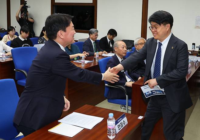 국민의힘 안철수 의원과 임현택 대한의사협회 회장이 지난 5월14일 오전 국회도서관에서 서울대 의과대학·서울대 비상대책위원회 주최로 열린 ‘국민-환자들이 원하는 개선된 우리나라 의료 시스템’ 공청회에서 악수하고 있다. 연합뉴스
