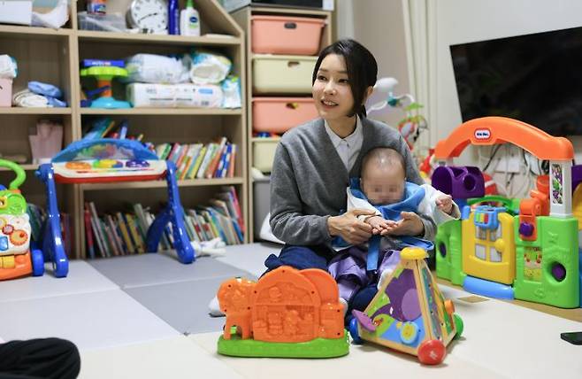 김건희 여사가 지난해 9월 27일 서울 송파구 미혼모자가족 복지시설 ‘도담하우스‘를 방문해 아이를 안아주고 있다. 사진=대통령실 제공