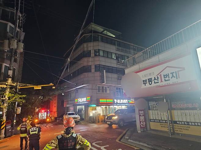 서울 강서구 옥상에 떨어진 대남 쓰레기 풍선 / 사진 = 연합뉴스, 독자 제공