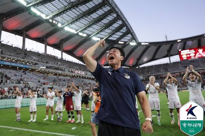 대전 서포터스과 함께 승리의 기쁨을 나누고 있는 황선홍 감독과 선수들. 사진=한국프로축구연맹