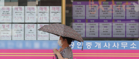 서울 시내 한 공인중개사사무소에 수십억 원대를 호가하는 아파트 매물들이 게시돼 있다. 연합뉴스