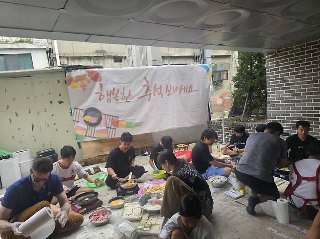 서울역 쪽방 상담소는 온누리교회 교인 30여명과 함께 쪽방 507가구에 전을 전달했다.[김도윤 기자]