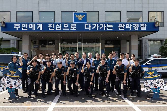 [서울=뉴시스] 조수정 기자 = 윤석열 대통령이 추석 명절 연휴인 15일 서울 관악구 관악경찰서를 방문해 당직 근무중인 경찰관들과 기념촬영을 하고 있다.  (사진=대통령실 제공) 2024.09.15. photo@newsis.com *재판매 및 DB 금지