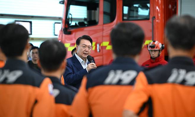 [서울=뉴시스] 조수정 기자 = 윤석열 대통령이 추석 명절 연휴인 15일 서울 강서소방서를 찾아 근무중인 소방대원들을 격려하며 발언하고 있다. (사진=대통령실 제공) 2024.09.15. photo@newsis.com *재판매 및 DB 금지