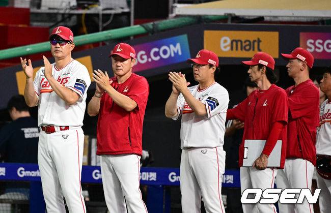 [OSEN=인천, 지형준 기자] 프로야구 SSG 랜더스가 가을야구를 향한 불씨를 살렸다.&nbsp;SSG는 10일 인천 SSG랜더스필드에서 열린 ‘2024 신한은행 SOL Bank KBO리그’ 한화 이글스와의 경기에서 5-0으로 승리하며 3연승을 질주했다. 이날 승리로 SSG는 7위 한화의 추격을 뿌리치며&nbsp;6위 자리를 굳건히 지켰고 5위 KT와 4위 두산을 추격했다.&nbsp;경기를 마치고 SSG 이숭용 감독이 승리를 기뻐하고 있다. 2024.09.10 / jpnews@osen.co.kr