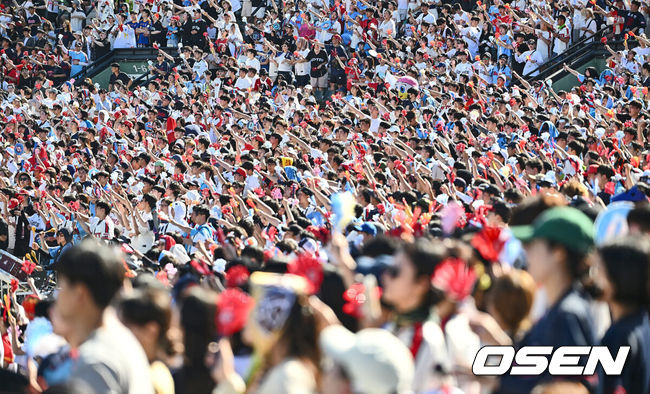 [OSEN=부산, 이석우 기자] 14일 부산 사직야구장에서 2024 신한 SOL 뱅크 KBO 리그 롯데 자이언츠와 한화 이글스의 경기가 열렸다. 롯데 자이언츠 팬들이 뜨거운 태양 아래서 열띤 응원을 하고 있다. 2024.09.14 / foto0307@osen.co.kr