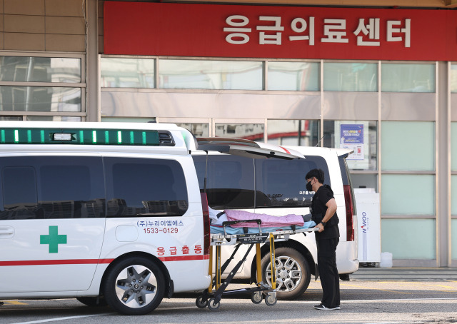 ▲추석 연휴를 앞두고 전국 병원 곳곳이 응급실 운영에 차질을 빚고 있는 가운데 11일 오전 서울 동작구 한 대형병원 응급실 인근에서 환자가 이송되고 있다. ⓒ연합뉴스