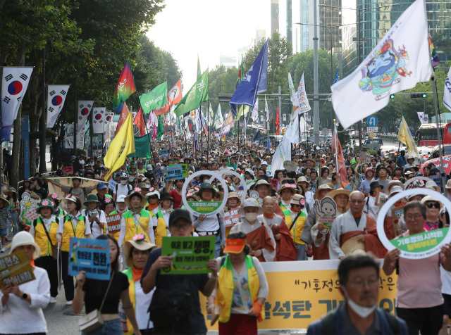 ▲7일 오후 서울 강남구 테헤란로에서 기후위기 대응 촉구 대규모 집회 참가자들이 삼성역 방향으로 행진하고 있다. ⓒ연합뉴스